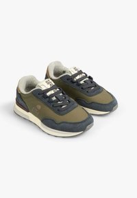 Zielone i granatowe buty sportowe z zamszowych i siateczkowych materiałów, z wyściełanym językiem, sznurowadłami oraz logo skull po boku.