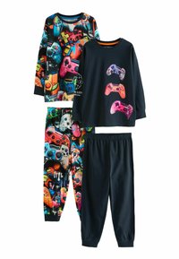Due set di pigiami per bambini: uno con stampa colorata di controller di gioco e pantaloni neri; l'altro con una maglia nera unita e pantaloni abbinati.