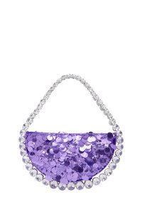 Fioletowa torebka z cekinami o półokrągłym kształcie, ozdobiona przezroczystym uchwytem z koralików i błyszczącymi okrągłymi cekinami na powierzchni.