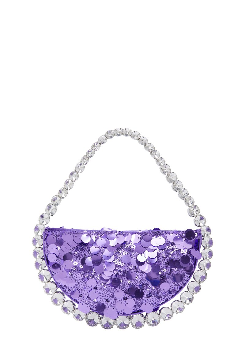 Fioletowa torebka z cekinami o półokrągłym kształcie, ozdobiona przezroczystym uchwytem z koralików i błyszczącymi okrągłymi cekinami na powierzchni.