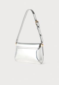 Ασημένια μεταλλική τσάντα με λεία, γυαλιστερή επιφάνεια. Διαθέτει ρυθμιζόμενο ιμάντα και λεπτομέρεια σε χρυσό τόνο. Συμπαγές ορθογώνιο σχήμα.