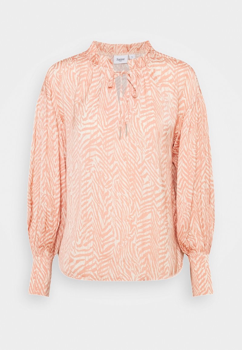 Blouse longue à manches longues couleur pêche clair avec imprimé zèbre abstrait, col montant plissé, nouage à l'avant et larges poignets.