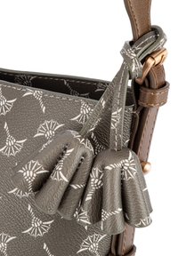 Szara torebka syntetyczna z wzorem pajęczyny, z teksturowaną powierzchnią, górnym uchwytem, dekoracyjnymi frędzlami i brązowymi akcentami.