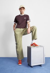 adidas Originals STRIPES TEE - T-shirt print - shadow brown