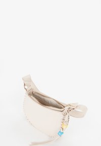 Sac bandoulière en cuir synthétique beige avec des accents tressés, fermeture éclair et deux compartiments. Présente des garnitures en métal doré et des étiquettes colorées.