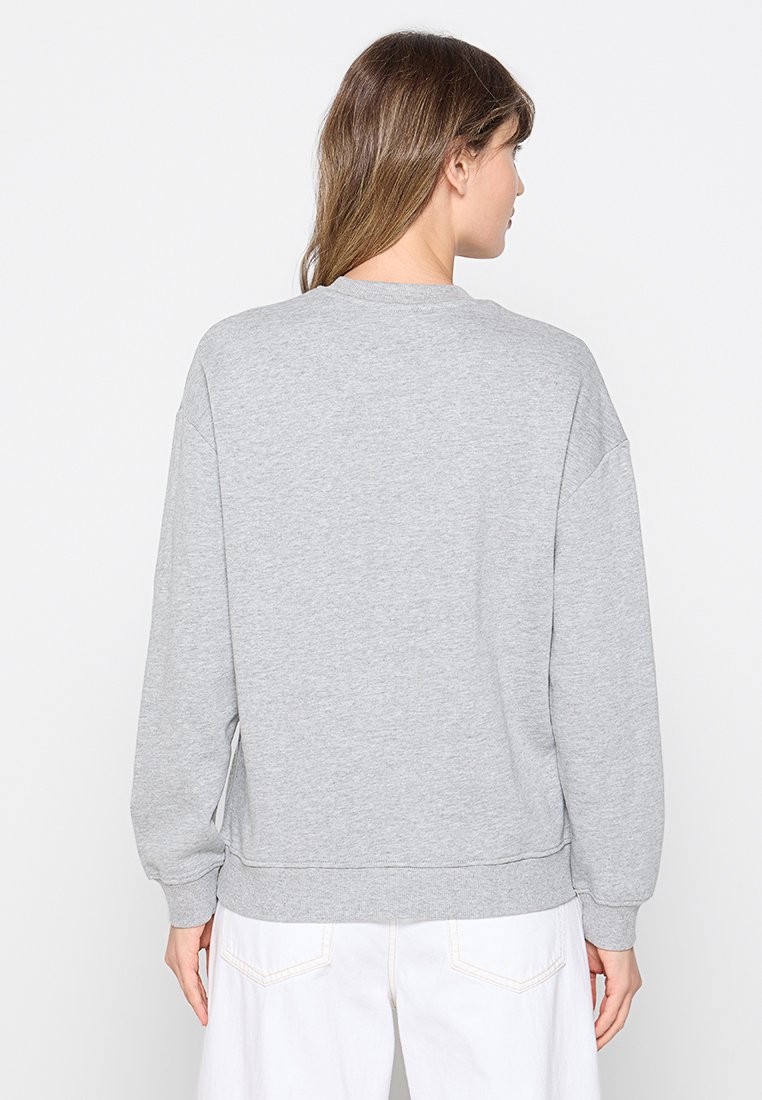 Grijze sweatshirt met een ronde hals, lange mouwen, een relaxte pasvorm en geribbelde manchetten en zoom. Glad materiaal met minimale details.