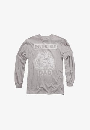 Langärmliges graues T-Shirt aus Baumwolle. Mit einem grafischen Design, das den Text "UNBEZWINGLICHER VATER" und eine illustrierte Figur zeigt.