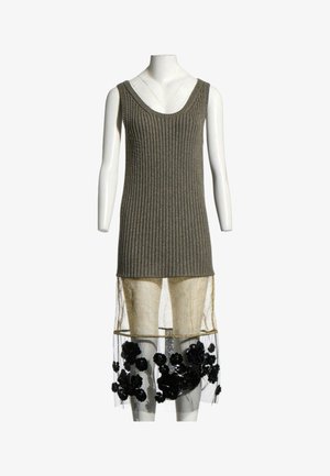Robe sans manches en maille côtelée grise avec une jupe superposée en résille dorée transparente ornée d'appliques florales noires sur la moitié inférieure.
