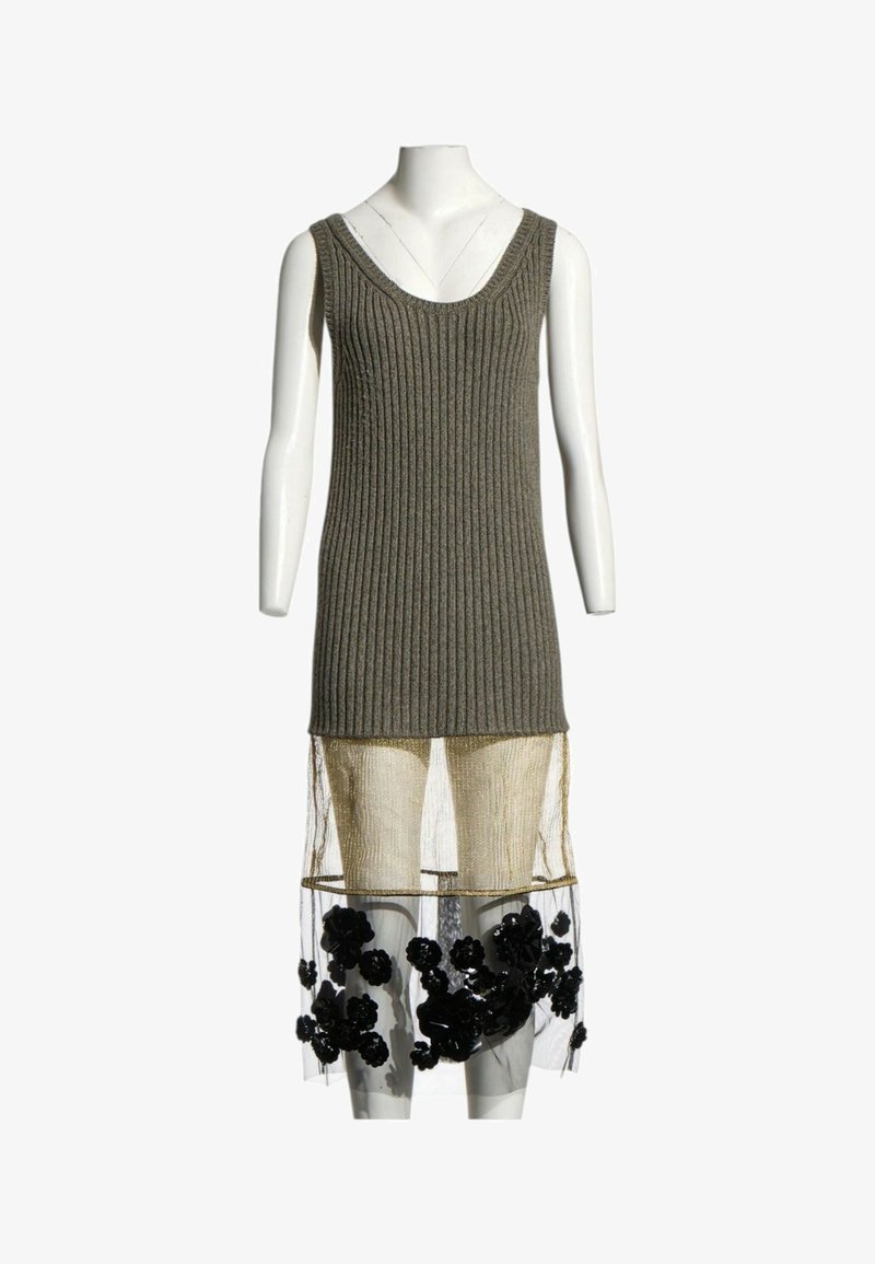 Robe sans manches en maille côtelée grise avec une jupe superposée en résille dorée transparente ornée d'appliques florales noires sur la moitié inférieure.