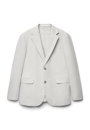 Hellgrauer einreihiger Blazer mit Kerbkragen, zwei Knöpfen, zwei vorderen Klappentaschen und einer Brustleistentasche, flach auf weißem Hintergrund präsentiert.