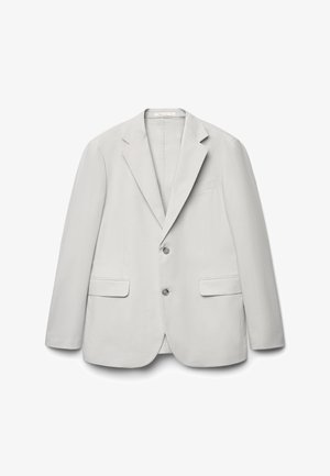 Hellgrauer einreihiger Blazer mit Kerbkragen, zwei Knöpfen, zwei vorderen Klappentaschen und einer Brustleistentasche, flach auf weißem Hintergrund präsentiert.