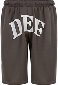 Grå mesh shorts med elastisk midje, med stor hvit tekst "DEF" på fronten. Slett tekstur, avslappet passform, kne-lengde design.