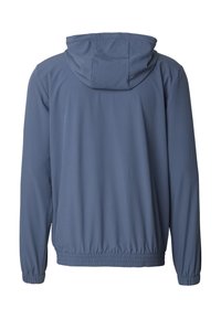 Kék kapucnis dzseki sima anyagból, rugalmas szegéllyel és mandzsettákkal, egyszerű kialakítással, látható minták vagy díszítőelemek nélkül.