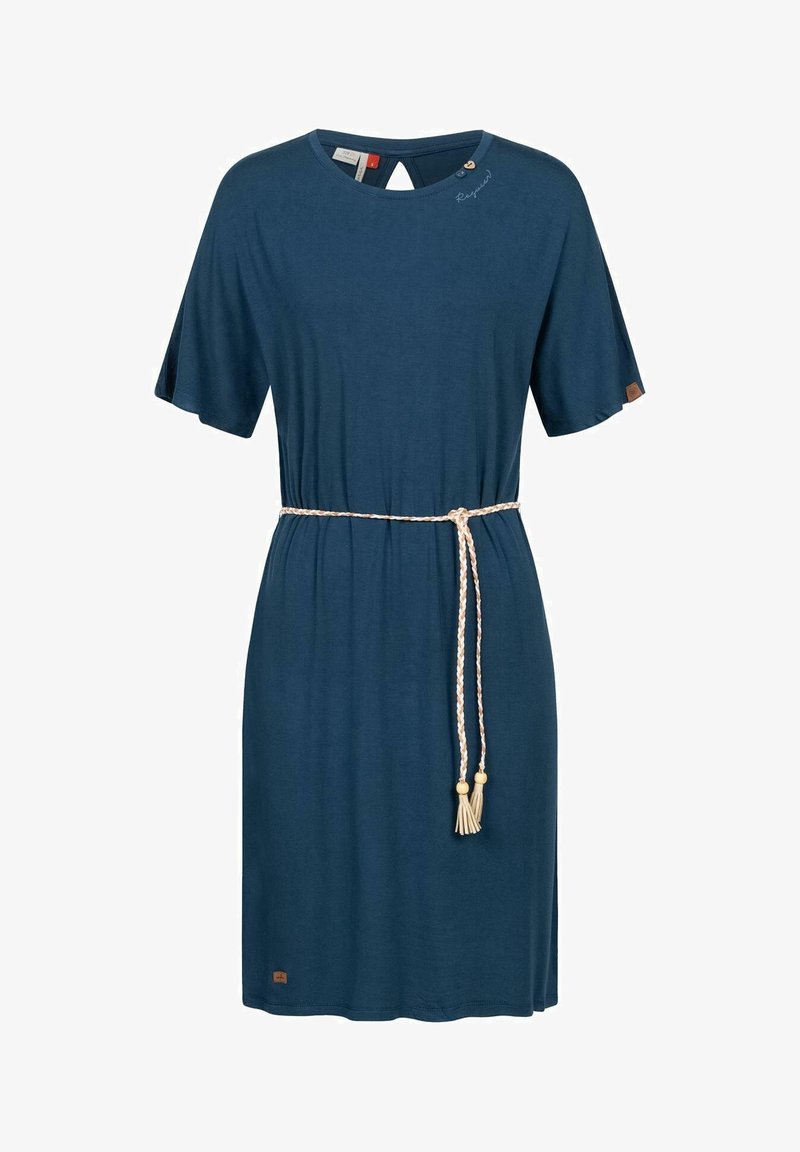 Robe bleu marine à manches courtes avec encolure ronde et ceinture tressée beige nouée à la taille avec des pampilles.
