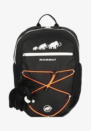 Zwarte rugzak met wit mammoetlogo, oranje bungee koorden en een pluche olifanten sleutelhanger. Heeft een voorvak met rits en gaas zijvakken.