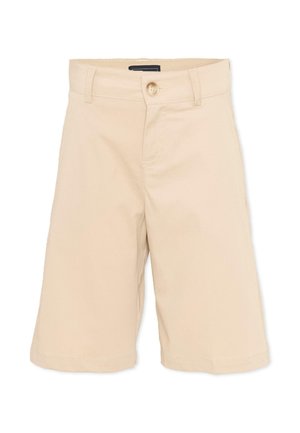 Pantaloncini beige fino al ginocchio con chiusura a bottone e cerniera, passanti per cintura e design pulito e semplice su sfondo bianco.