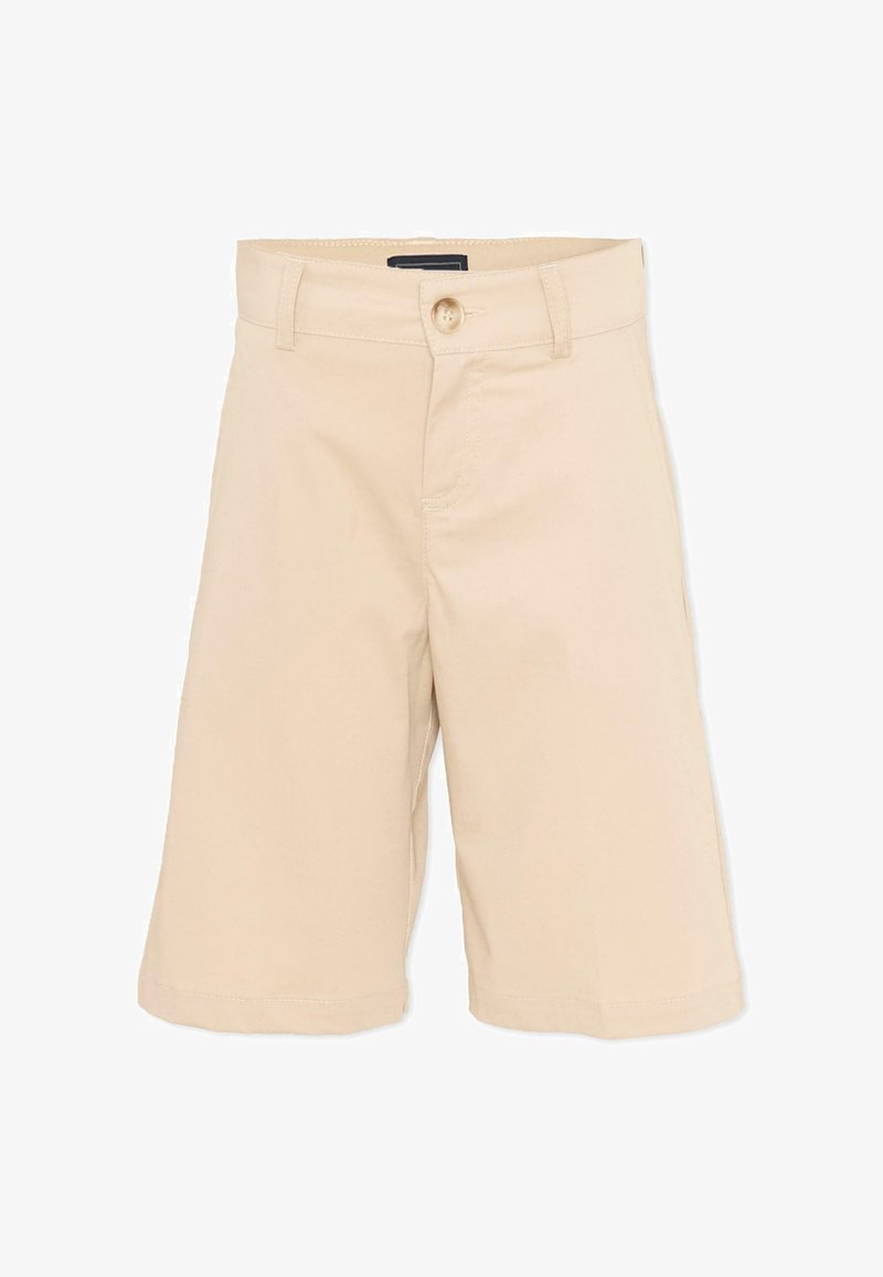 Shorts beige au genou avec fermeture à bouton et fermeture éclair, passants pour ceinture, et design propre et simple sur fond blanc.