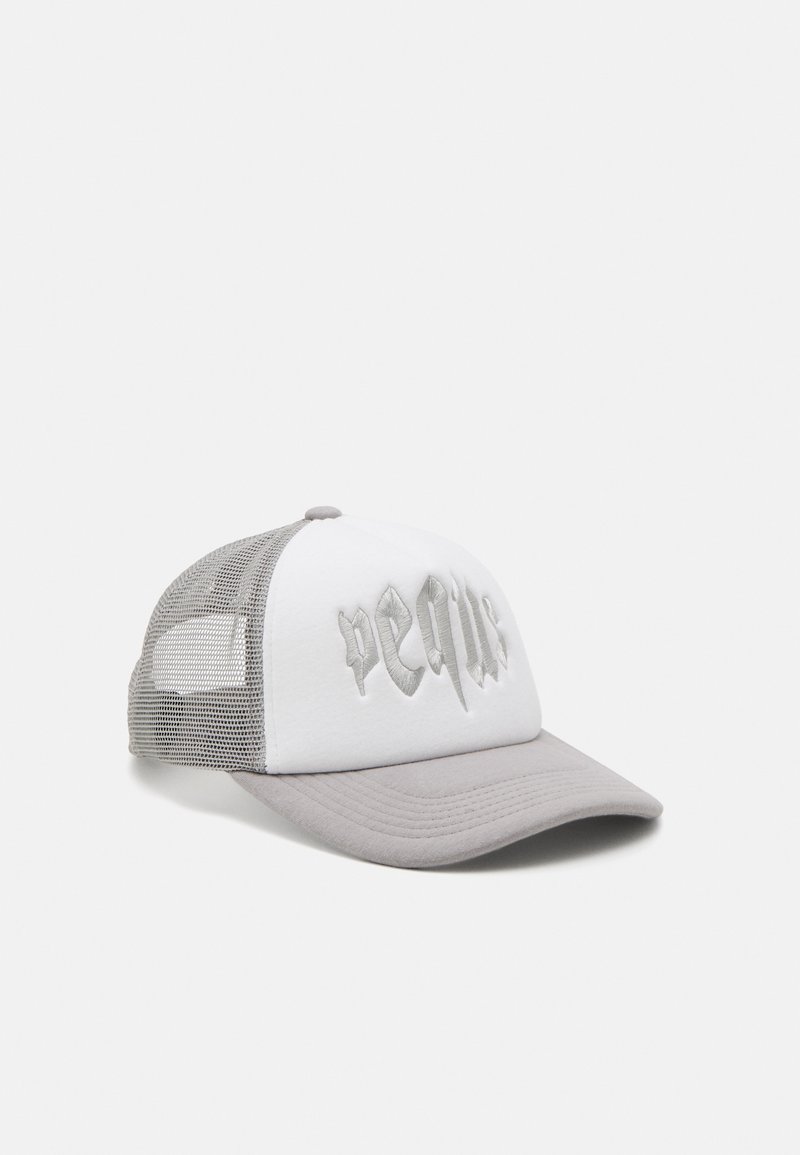 Hvit og grå trucker caps med myk front, mesh-sider, bøyd skjerm og sølvfarget hevet tekstdetalj på fronten.