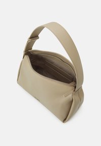 Borsa a spalla in pelle beige con manico largo, chiusura superiore a zip e scomparti per carte all'interno, esposta su sfondo bianco.