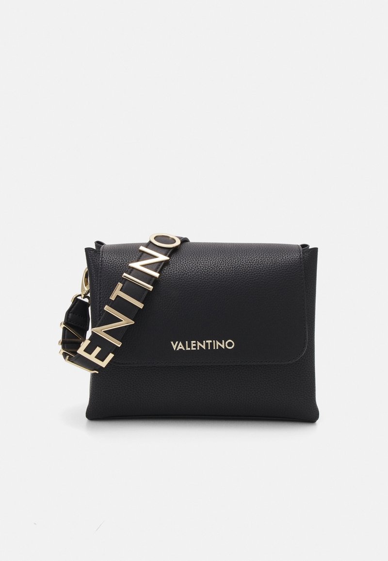 Sac en bandoulière en cuir noir avec une finition texturée, arborant un logo doré "VALENTINO" et une chaîne épaisse avec des accents en lettres.