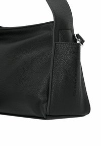 Sort læderhåndtaske med en struktureret overflade, en flad bund og en bred strop. Lommen på siden har et prægtrykt brandlogo.
