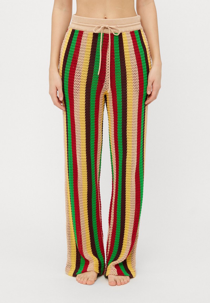 Strickweite-Hosen mit vertikalen Streifen in Rot, Grün, Gelb, Braun und Creme. Elastischer Bund mit Kordelzugdetails.