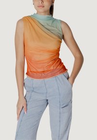 Top senza maniche arricciato con gradiente di colore dal turchese all'arancione. Tessuto leggero con un design aderente e scollatura alta.