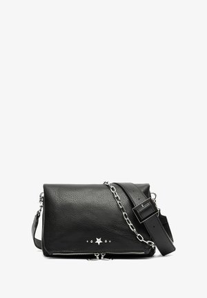 Borsa a tracolla in pelle nera con una forma strutturata, accentata da una catena argentata, decorazioni a forma di stella e cerchio, e chiusura con zip.