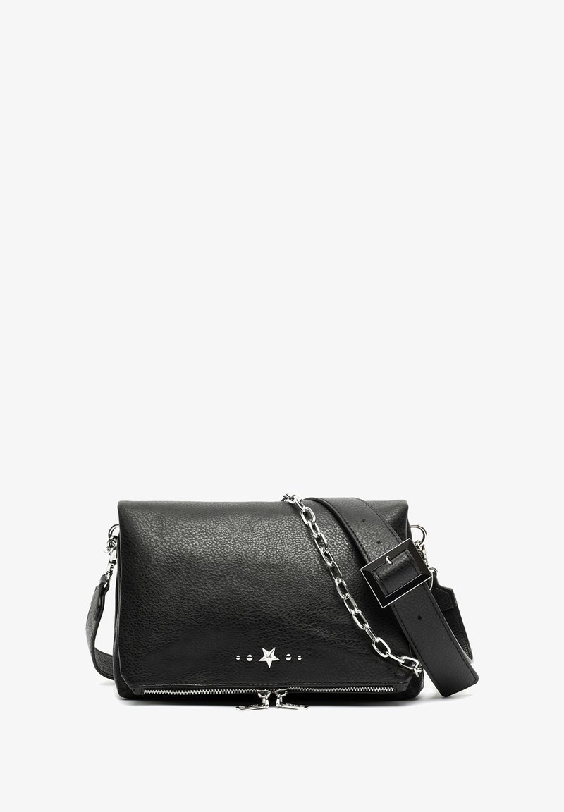 Čierna kožená crossbody taška so štruktúrovaným tvarom, strieborným reťazovým detailom, ozdobami v tvare hviezdy a kruhu, a so zipsovým uzatváraním.