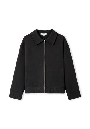 Giacca nera con zip, colletto, maniche lunghe, tasche laterali e vita elasticizzata. Realizzata in un tessuto liscio e testurizzato.