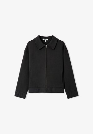 Czarna kurtka zapinana na zamek z kołnierzem, długimi rękawami, bocznymi kieszeniami i elastycznym pasem. Wykonana z gładkiego, teksturowanego materiału.