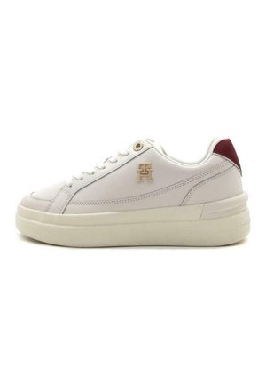 Sneaker in pelle bianca con superficie testurizzata, punta rotonda, dettagli dorati e linguetta del tallone bordeaux. Presenta lacci e suola a piattaforma.