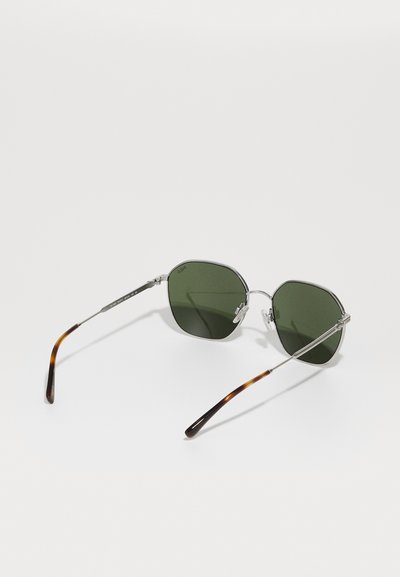 Óculos de sol com tonalidade verde e forma octogonal. Armação em metal, hastes finas em prata e detalhes em padrão tartaruga castanho nas temporas.