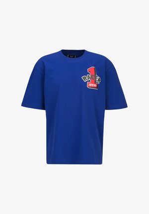 Blaues T-Shirt mit kurzen Ärmeln und rotem sowie weißem "Racer 1 19V69"-Logo auf der oberen linken Brust.