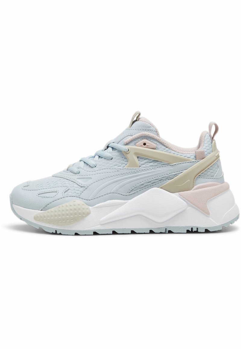 Baskets de sport bleu clair et beige avec semelle blanche épaisse, dessus en mesh et en daim, fermeture à lacets et languettes à tirer sur la languette et le talon.