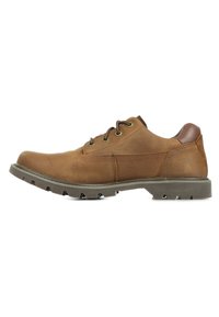 Zapatos de piel marrón con cordones, punta redonda, superficie texturizada, acentos marrones contrastantes y suela de goma resistente con tacos para mayor tracción.