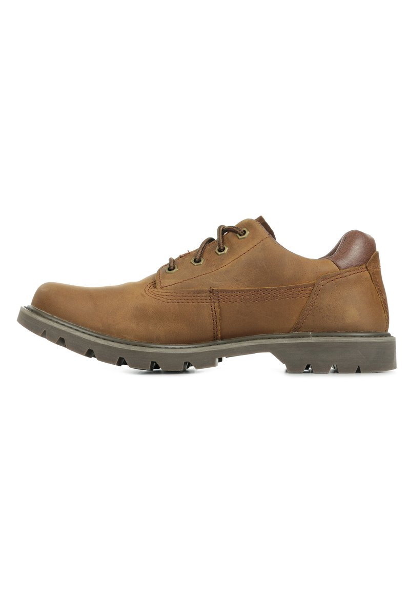 Zapatos de piel marrón con cordones, punta redonda, superficie texturizada, acentos marrones contrastantes y suela de goma resistente con tacos para mayor tracción.
