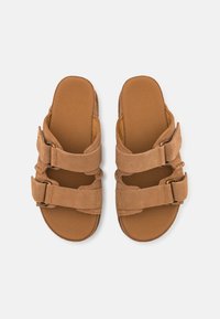 UGG GOLDENSTAR HI SLIDE - Ciabattine con tacco - chestnut