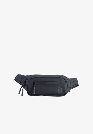 Riñonera negra hecha de material suave, con un compartimento principal con cremallera y un bolsillo frontal con detalle de logo y marca.