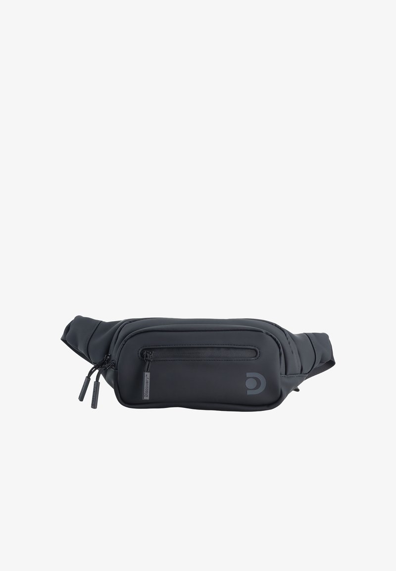 Riñonera negra hecha de material suave, con un compartimento principal con cremallera y un bolsillo frontal con detalle de logo y marca.