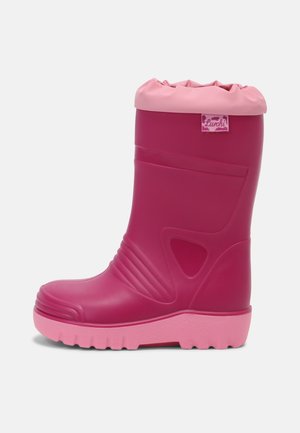 Bota impermeable de goma rosa con un diseño texturizado, punta redondeada y un borde superior de tela fruncida. Cuenta con una suela estriada para mayor tracción.