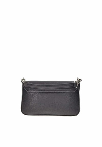 Borsa a tracolla nera in pelle con superficie texture, chiusura con zip e dettagli in metallo argentato. Forma rettangolare compatta.