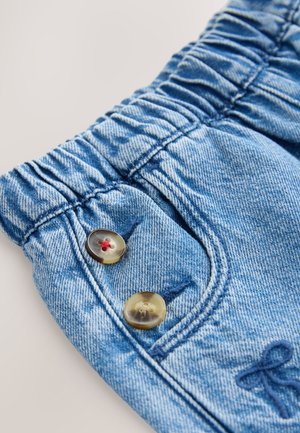 Short en jean de couleur bleu clair avec une taille froncée, deux boutons et un détail brodé sur la poche latérale.