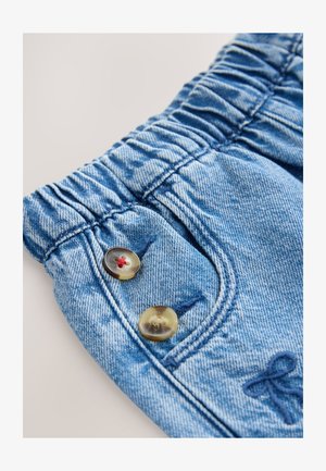 Jeansshorts in Hellblau mit einem gerafften Bund, zwei Knöpfen und einer bestickten Verzierung an der Seitentasche.