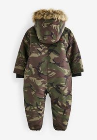 Camouflagemusterter Schneeanzug mit einer plüschigen, fellgefütterten Kapuze, elastischen Bündchen und einem zweifarbigen Farbschema in Grün- und Brauntönen.