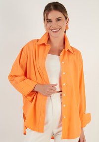 LELA LOOSE FIT - Button-down blouse - orange