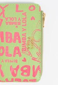 Cartera verde hecha de material texturizado con letras y diseños en rosa intenso. Acentos de hardware dorado en la cremallera, forma rectangular compacta.