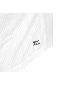 Tejido deportivo blanco y transpirable con pequeñas perforaciones y el logo "BIDI BADU" impreso en negro cerca del borde.