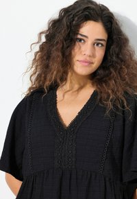 Ulla Popken SEERSUCKER SHORT SLEEVE V-NECK MIDI - Jurk - black