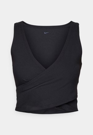 Juodas apklijuotas topas su V formos iškirpte, pagamintas iš raukšlėto audinio. Turi prigludusią formą ir mažą logotipą viršutiniame kairiajame kampe.